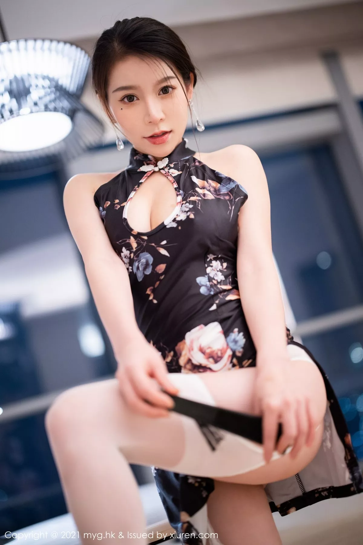 秀人集.com_[MyGirl美媛馆]Vol.580_模特vetiver嘉宝贝儿杭州旅拍古韵旗袍配白丝吊袜撩人诱惑写真62P